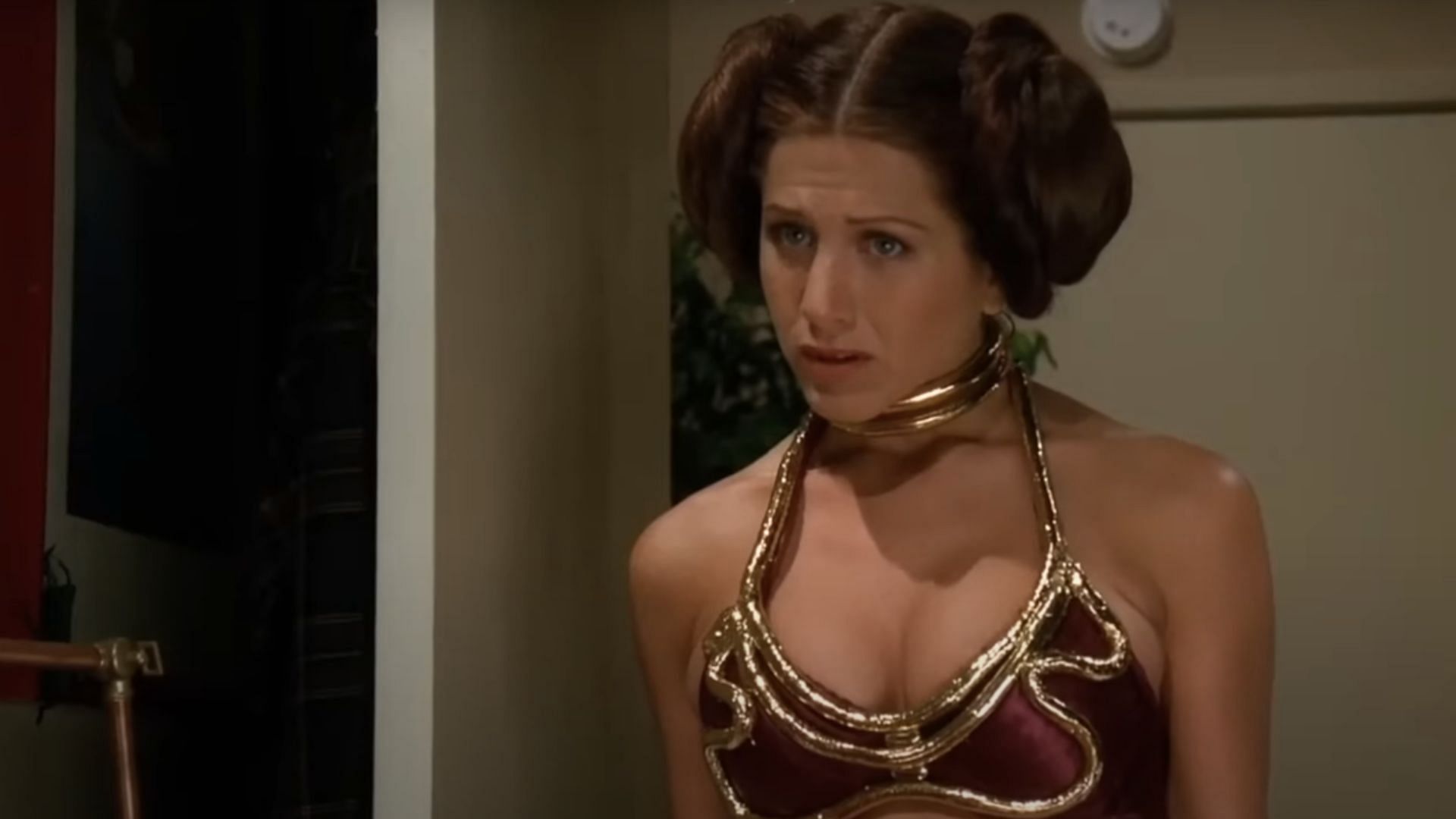 Rachel cosplays a Star Wars character as Ross sings the theme song (Image via YouTube/Friends)